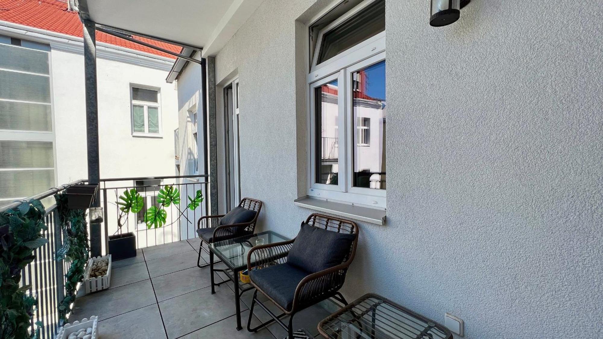 Cozy Retreat With Large Balcony Near Schoenbrunn Wien